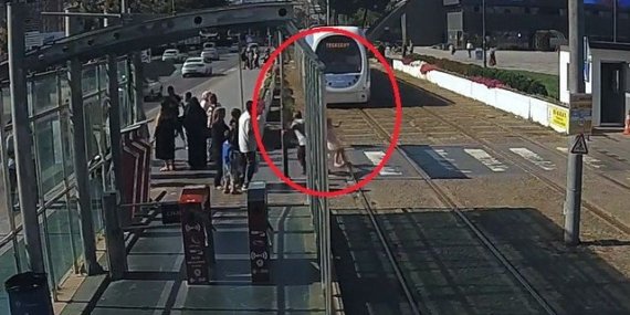 Samsun'da tramvayın önüne koşan kız çocuğunu güvenlik görevlisi son anda kurtardı