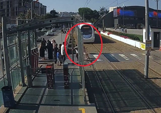 Samsun'da tramvayın önüne koşan kız çocuğunu güvenlik görevlisi son anda kurtardı