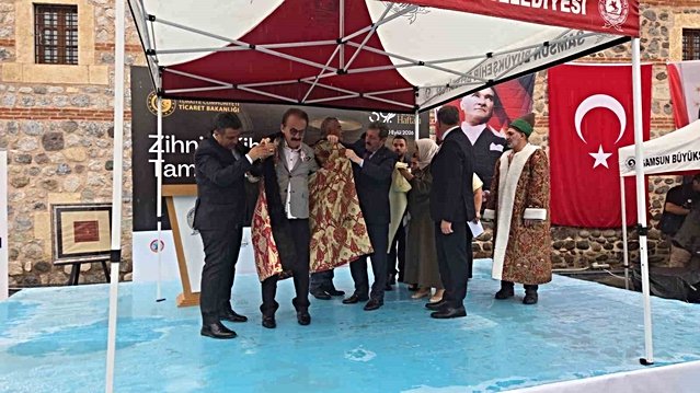 Samsun'da yağmur altında şed kuşanma töreni, yılın ahisi 72 yaşındaki terzi seçildi