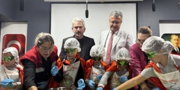 Samsun'daki öğrenciler israfa dikkat çekmek için kırıntıdan çikolata topları yaptı