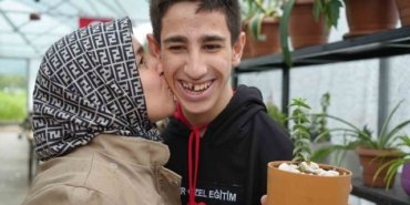 Samsunlu anne, biri otizmli diğeri zihinsel engelli ikizlerine 16 yıldır bakıyor