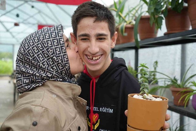 Samsunlu anne, biri otizmli diğeri zihinsel engelli ikizlerine 16 yıldır bakıyor