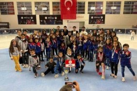 Samsunlu buz pateni sporcuları Erzurum'daki şampiyonada 25 madalya kazandı