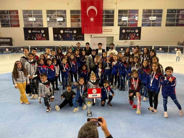 Samsunlu buz pateni sporcuları Erzurum'daki şampiyonada 25 madalya kazandı