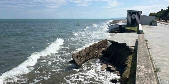 Samsun'un Atakum ilçesinde kıyı erozyonu sahil yapılarını ve yolları tehdit ediyor, uzmanlar acil önlem çağrısı yapıyor