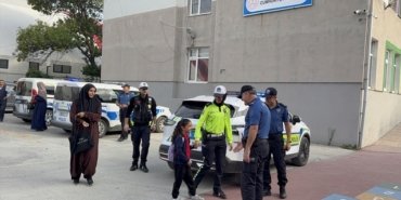 Şehit kızı Melis Nare Ceylan'ı okulun ilk gününde polisler yalnız bırakmadı
