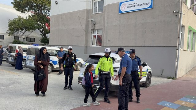 Şehit kızı Melis Nare Ceylan'ı okulun ilk gününde polisler yalnız bırakmadı