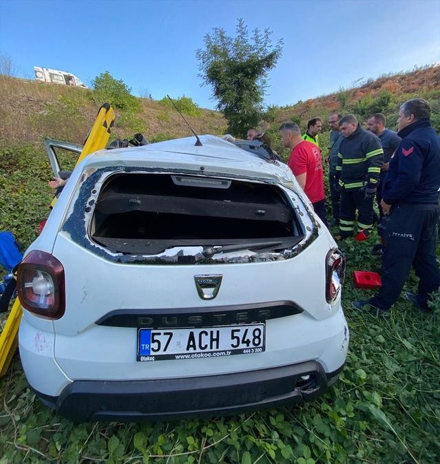 Sinop'ta Otomobil Ağaçlık Alana Devrildi: 2 Yaralı Hastaneye Kaldırıldı
