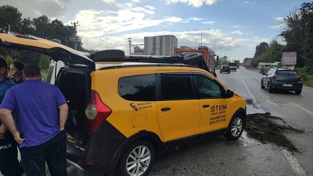 Terme'de minibüs ve taksi çarpıştı, iki sürücü hafif yaralandı