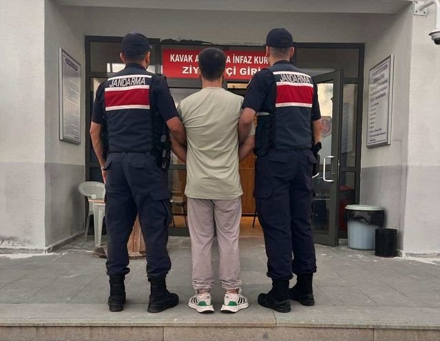 Vezirköprü'de uyuşturucu hükümlüsü jandarmaya yakalandı, cezaevine teslim edildi