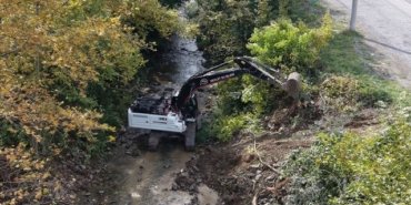 Yakakent'te DSİ'nin dere yatağı temizliği taşkın riskini azaltıyor