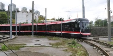 Yerlilik oranı yüzde 74 olan 3'üncü yeni tramvay Samsun'a ulaştı, montaj sürüyor