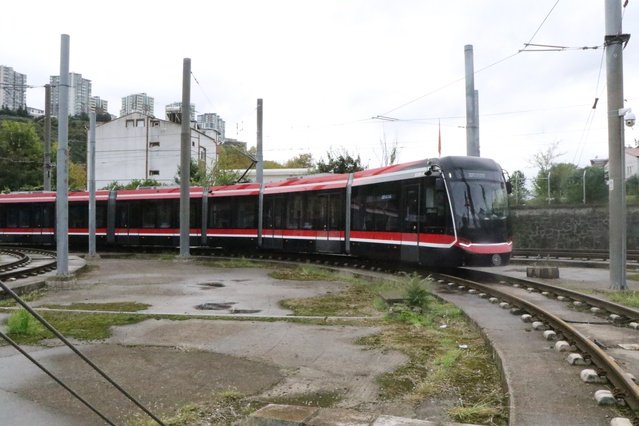Yerlilik oranı yüzde 74 olan 3'üncü yeni tramvay Samsun'a ulaştı, montaj sürüyor