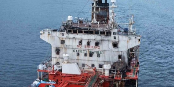 Ağustosta silahlı dronla vurulan Golden Sapling tankeri römorkörlerle Boğaz'dan geçirildi, gemi trafiği askıya alındı
