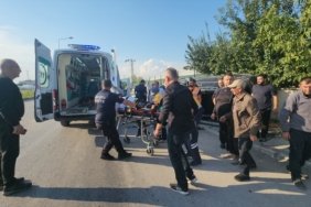 Amasya Suluova'da iki otomobil çarpıştı, sıkışan 2 yaralıyı itfaiye kurtardı