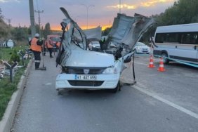 Ankara Mamak'ta karşı şeride geçen otomobil çarpıştı, 2 kişi öldü, 2 kişi ağır yaralandı.