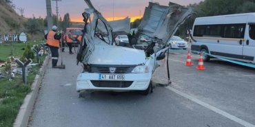 Ankara Mamak'ta karşı şeride geçen otomobil çarpıştı, 2 kişi öldü, 2 kişi ağır yaralandı.