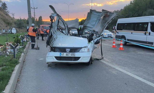 Ankara Mamak'ta karşı şeride geçen otomobil çarpıştı, 2 kişi öldü, 2 kişi ağır yaralandı.