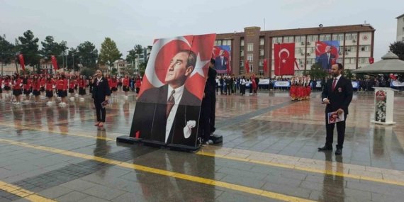 Bafra'da Cumhuriyet Bayramı'nın 103'üncü yıl dönümü meydanda törenle kutlandı