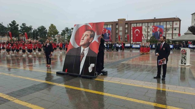 Bafra'da Cumhuriyet Bayramı'nın 103'üncü yıl dönümü meydanda törenle kutlandı