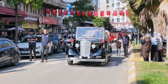 Bafra'da Cumhuriyet Yürüyüşü sona erdi, Atatürk'ün makam aracı benzeri gezdirildi
