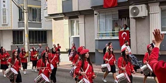 Bafra'da bando öğrencileri, tedavi gören öğretmenlerine kortejle geçmiş olsun dedi