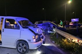 Çorum-Samsun kara yolunda otomobil ile minibüs çarpıştı, 3 kişi yaralandı