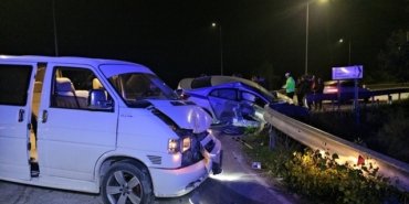 Çorum-Samsun kara yolunda otomobil ile minibüs çarpıştı, 3 kişi yaralandı