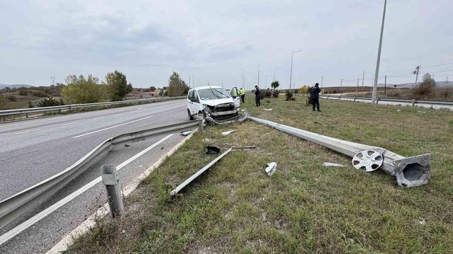 Çorum'da hafif ticari araçla otomobil çarpıştı, kazada 1 sürücü yaralandı