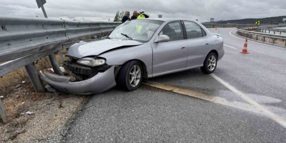 Çorum'da kaygan yolda bariyerlere çarpan otomobilin sürücüsü yara almadan kurtuldu