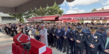 Denize düşerek hayatını kaybeden gazi polis Numan Şen Bafra'da toprağa verildi