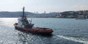 Karadeniz'de hasar gören iki gemi Boğaz'dan geçerek Yalova'ya sevk edildi