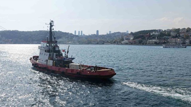 Karadeniz'de hasar gören iki gemi Boğaz'dan geçerek Yalova'ya sevk edildi