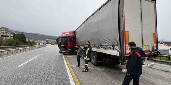 Kastamonu Tosya'da D100'de bariyerlere çarpan tır makasladı, 1 kişi yaralandı
