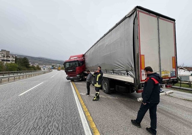 Kastamonu Tosya'da D100'de bariyerlere çarpan tır makasladı, 1 kişi yaralandı