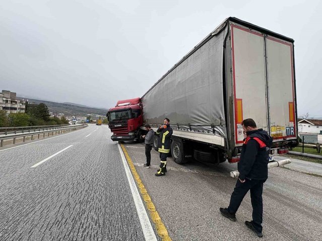 Kastamonu Tosya'da D100'de bariyerlere çarpan tır makasladı, 1 kişi yaralandı