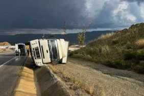 Kastamonu Tosya'da kamyon yan yattı, 2 yolcu yaralandı, kaza anı kamerada