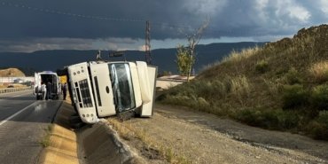 Kastamonu Tosya'da kamyon yan yattı, 2 yolcu yaralandı, kaza anı kamerada