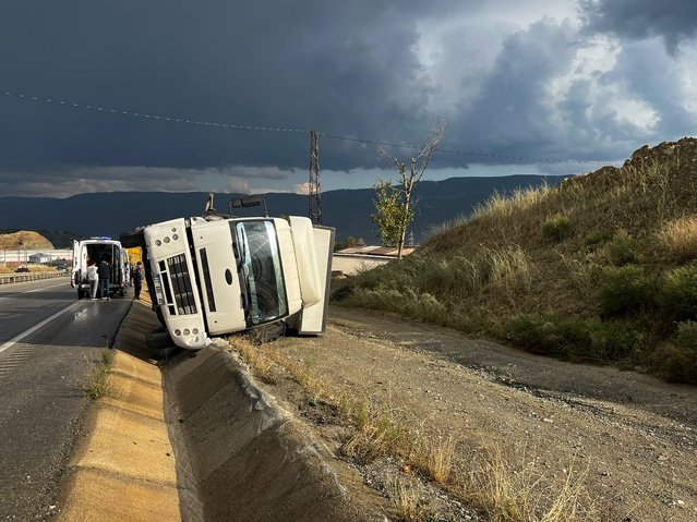 Kastamonu Tosya'da kamyon yan yattı, 2 yolcu yaralandı, kaza anı kamerada