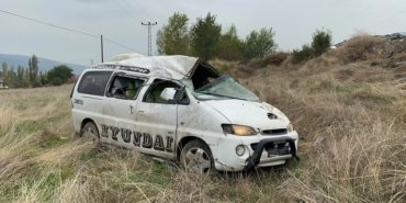 Kastamonu Tosya'da minibüs bariyerlere çarpıp şarampole devrildi, 2 kişi yaralandı