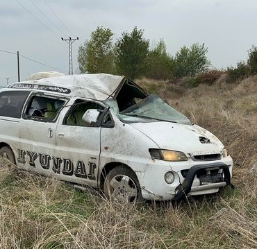 Kastamonu Tosya'da minibüs bariyerlere çarpıp şarampole devrildi, 2 kişi yaralandı