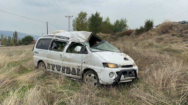 Kastamonu Tosya'da minibüs bariyerlere çarpıp şarampole devrildi, 2 kişi yaralandı