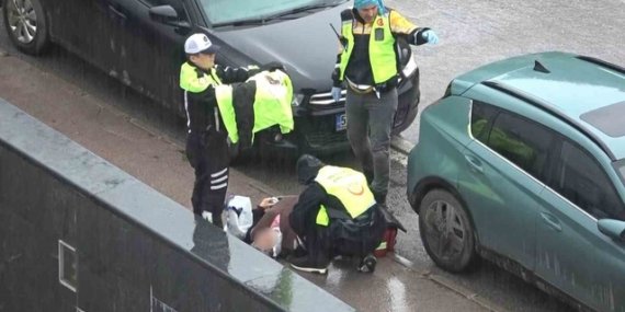 Kaza sonrası yağmurda kalan yaralı kadını trafik polisi yeleğiyle korudu