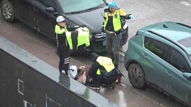 Kaza sonrası yağmurda kalan yaralı kadını trafik polisi yeleğiyle korudu