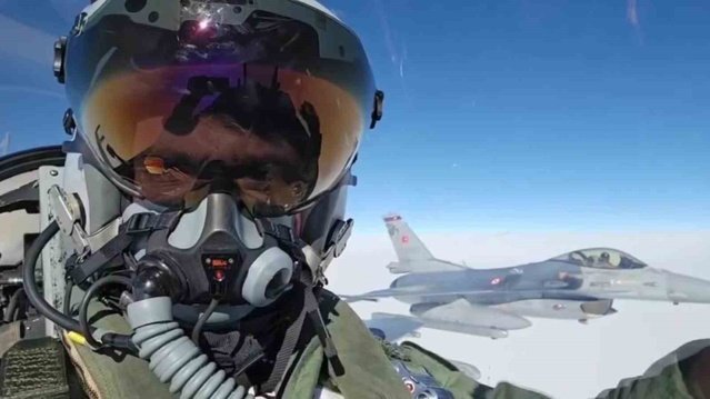 MSB, Samsun ve Amasya'dan öğrencilerin jet üssü ziyaretini görüntülerle paylaştı