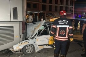 Malatya'da otomobil Siirt-Samsun otobüsüne arkadan çarptı, 3 kişi yaralandı, 1'i ağır