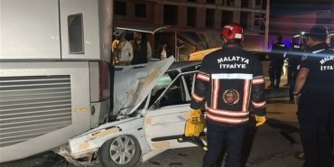 Malatya'da otomobil Siirt-Samsun otobüsüne arkadan çarptı, 3 kişi yaralandı, 1'i ağır