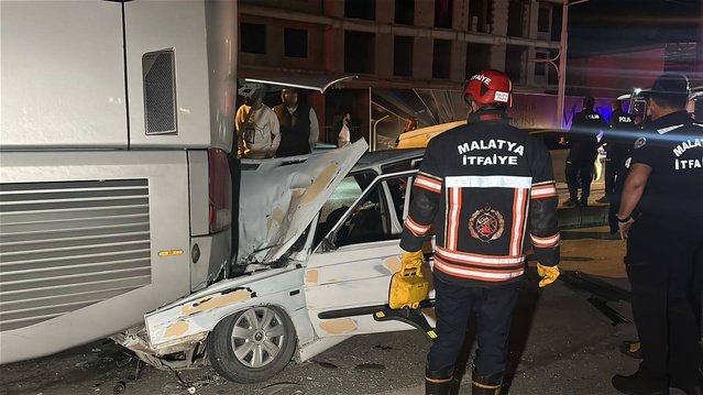 Malatya'da otomobil Siirt-Samsun otobüsüne arkadan çarptı, 3 kişi yaralandı, 1'i ağır
