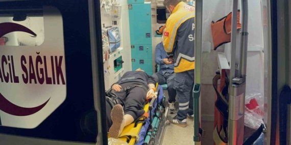 Ordu'dan İzmir'e giden otomobil Samsun Canik'te refüje çıktı, 2 kişi yaralandı