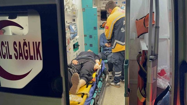 Ordu'dan İzmir'e giden otomobil Samsun Canik'te refüje çıktı, 2 kişi yaralandı